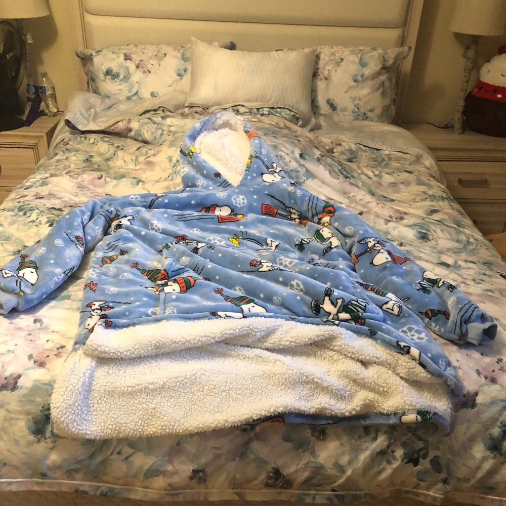 Charlotte Russe Christmas Snoopy Hooded Sherpa Lounger